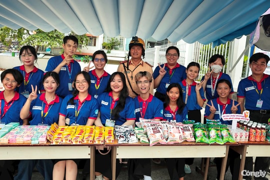 Chiến sĩ tình nguyện cùng sĩ tử TP.HCM vượt vũ môn