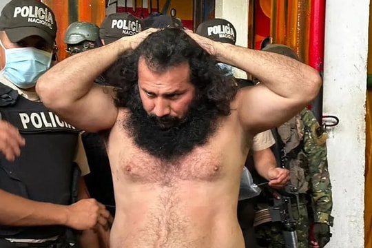 Thủ lĩnh băng đảng mafia bị truy nã quốc tế trốn trong boongke dưới nhà riêng