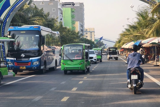 Không cắm được biển cho xe điện: Cần gỡ khó cho người dân