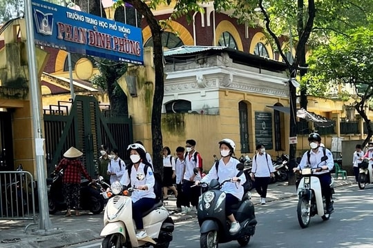 Học sinh đi xe máy điện không đội mũ bảo hiểm: Thói quen nhỏ, hậu quả lớn