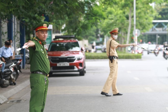 Hà Nội: Hình ảnh trật tự an toàn giao thông tại các điểm thi tốt nghiệp THPT được đảm bảo