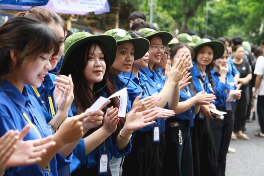 Hình ảnh thí sinh hoàn thành môn thi cuối cùng của kỳ thi tốt nghiệp THPT 2025