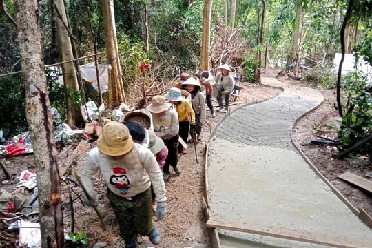 Cõng đá mở đường mơ ước giữa đại ngàn