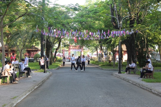 Các sĩ tử hoàn thành chặng cuối trong kỳ thi đầy cảm xúc