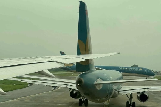 Hai máy bay Vietnam Airlines va quệt tại Nội Bài
