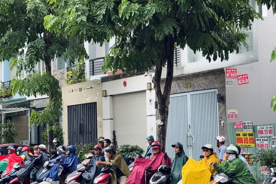 Muôn vàn nỗi lo bên ngoài phòng thi