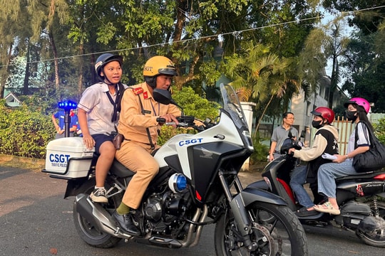 Những hành động đẹp của CSGT TP.HCM trong kỳ thi tốt nghiệp THPT