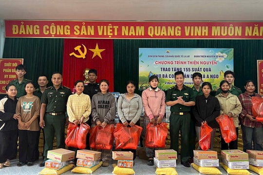 Đồn Biên phòng Cửa khẩu La Lay phối hợp trao quà đến người dân A Ngo