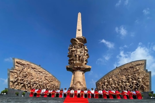 Bình Dương khánh thành tượng đài trung tâm khu tưởng niệm Chiến khu D