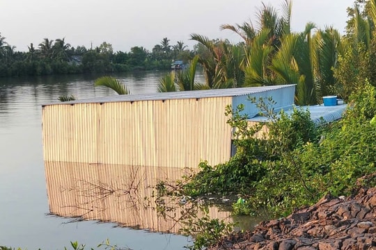 Cà Mau: Nhiều nhà dân bị sụp xuống sông do sạt lở