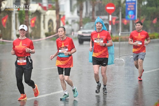 Cụ bà 85 tuổi hoàn thành 10km trong giải chạy “Vì cộng đồng không ma túy”