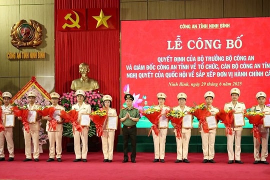 Công an tỉnh Ninh Bình công bố quyết định tổ chức, cán bộ sau sáp nhập hành chính