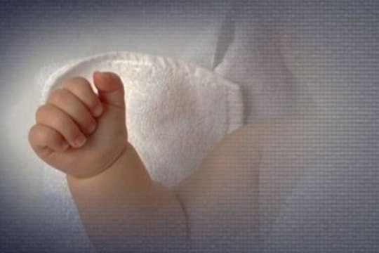 Bé gái 3 tháng tuổi nghi bị người thân xâm hại phải cấp cứu trong đêm