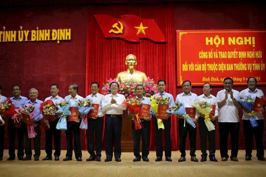 Phó Bí thư Thường trực Tỉnh ủy Bình Định nghỉ hưu trước tuổi