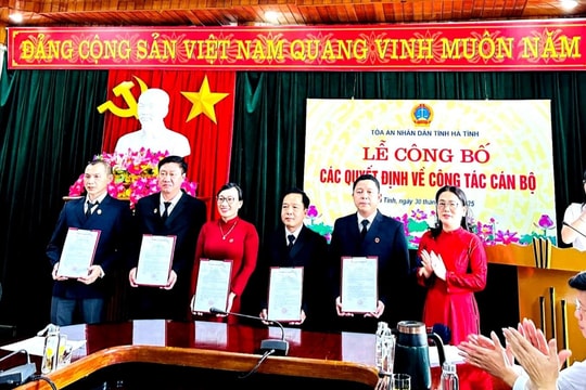 TAND tỉnh Hà Tĩnh công bố các quyết định về công tác cán bộ