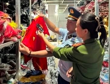 Khởi tố chủ kho hàng kinh doanh hơn 35.000 bộ quần áo giả mạo nhãn hiệu