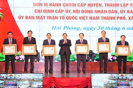 Chủ tịch nước tặng Huân chương Lao động cho 6 lãnh đạo Hải Phòng và Hải Dương