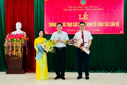 TAND tỉnh Cao Bằng công bố và trao các quyết định về công tác nhân sự