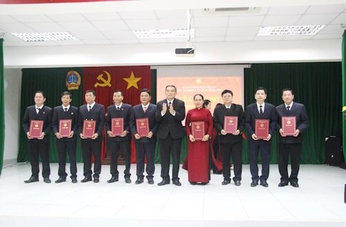 Trao quyết định bổ nhiệm Phó Chánh án TAND tỉnh Vĩnh Long