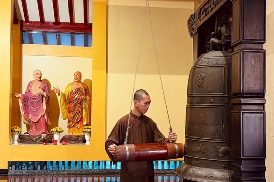 Nhiều chùa ở TP.HCM đồng loạt cử ba hồi chuông