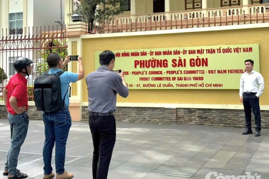 Đường phố TP.HCM rực rỡ cờ hoa, người dân thích thú check-in với bảng tên phường mới