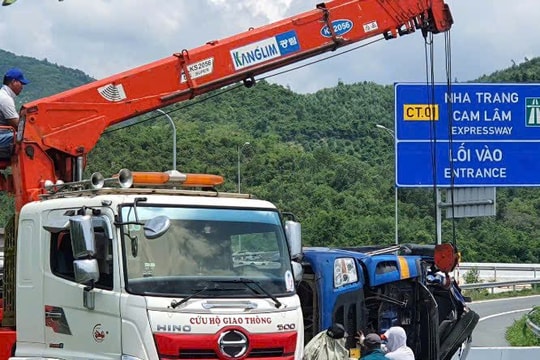 Xe tải lật trên đường dẫn cao tốc, 2 người tử vong