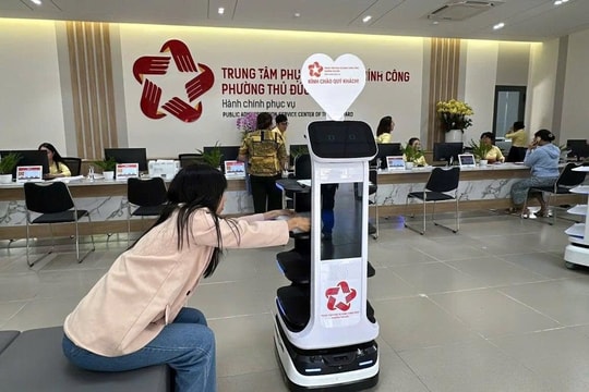 Robot giúp người dân làm thủ tục hành chính ở TP.HCM