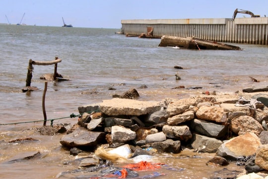 Sạt lở 'uy hiếp' mạng lưới điện và đường sắt tại cửa sông Cu Đê