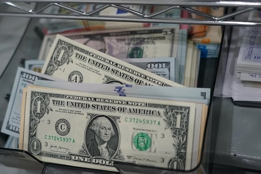 Tỷ giá USD ngày 2/7: USD “chợ đen” tiếp đà tăng vọt