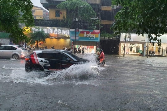 Thời tiết hôm nay 3/7: Hà Nội tiếp tục mưa to