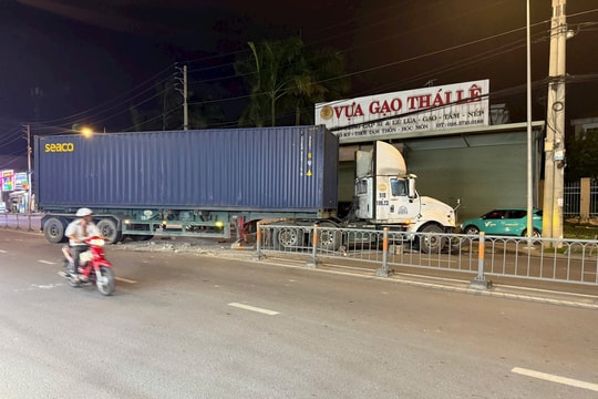 Container tông dải phân cách, chắn ngang đường phố ở TP.HCM