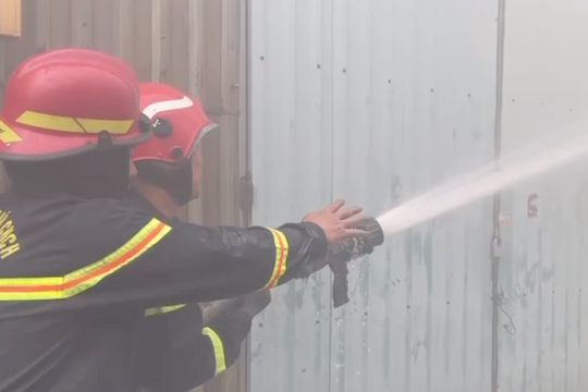 Cháy nhà kho công ty, gần 200 Cảnh sát tham gia dập lửa