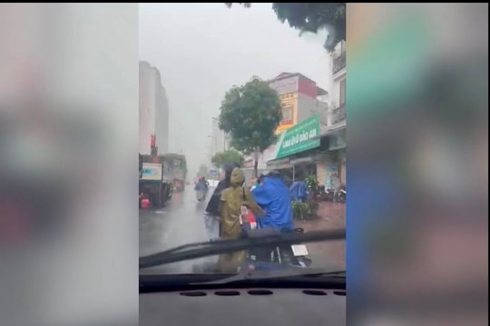 Xác minh vụ tài xế xe ôm bị hành hung giữa trời mưa ở Hà Nội