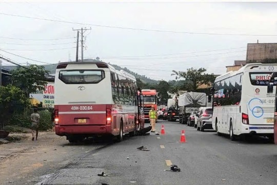 Xe khách vượt ẩu, tông trực diện vào xe máy khiến nam sinh tử vong