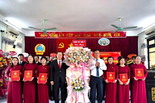 Trao quyết định lãnh đạo các Tòa án khu vực thành phố Huế