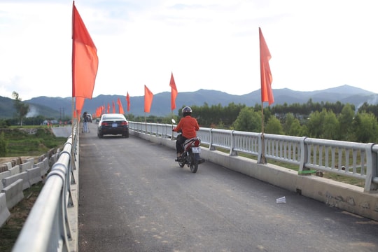 Cầu Hóc Công hoàn thành, gần 200 hộ dân thoát cảnh "nín thở" qua sông Hà Thanh
