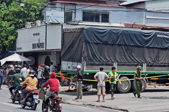 Xe tải va chạm với xe đạp điện, một phụ nữ tử vong