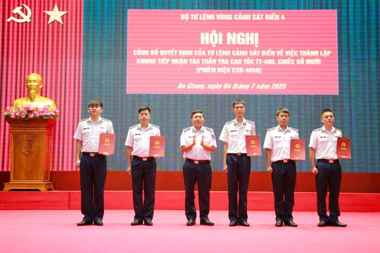 Hội nghị công bố quyết định và giao nhiệm vụ cho khung tàu CSB- 4040