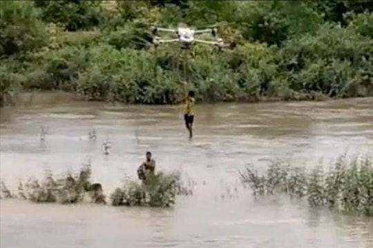Tặng Bằng khen cho người dân lái drone cứu 2 em nhỏ giữa dòng nước xiết