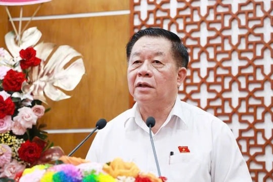 Trưởng Ban Tuyên giáo và Dân vận Trung ương tặng quà gia đình chính sách Tây Ninh