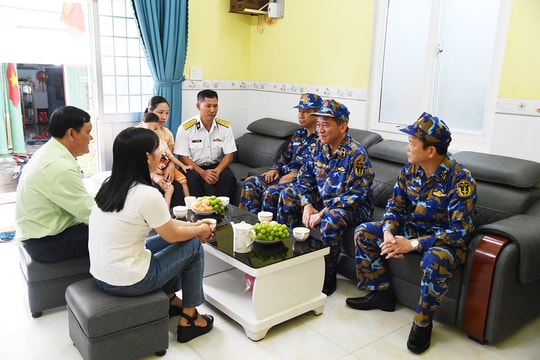 Bộ Tư lệnh Vùng 5 Hải quân bàn giao 4 “Nhà đồng đội”