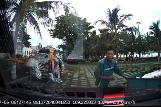 Công nhân đẩy xe rác có hành động khiến cộng đồng mạng xúc động
