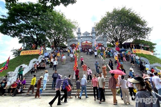 Hàng nghìn người nô nức trẩy hội Đền Hàn Sơn