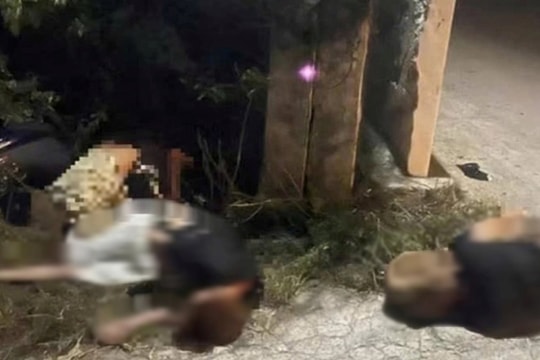 Xe máy lao vào cột điện, hai học sinh tử vong