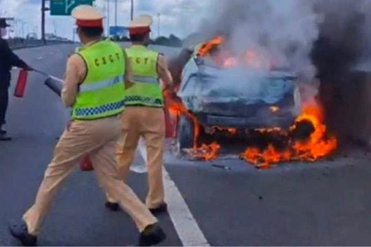 Ô tô cháy dữ dội trên cao tốc