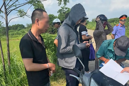 Đạp ngã xe máy của người phụ nữ trên đường đê, cướp tài sản