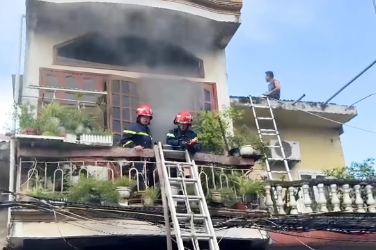 Kịp thời dập đám cháy nhà dân giữa phố