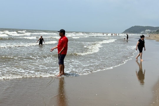 Hai anh em gặp nạn khi cùng mẹ tắm biển