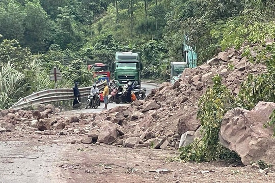 Quốc lộ 15D lên Cửa khẩu quốc tế La Lay bị chia cắt do sạt lở đất