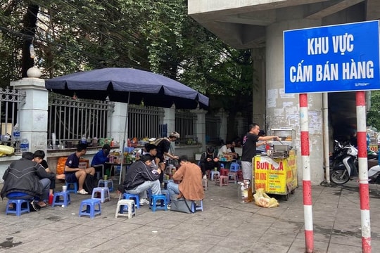 Vỉa hè thuộc về bước chân, không thuộc về bàn ghế